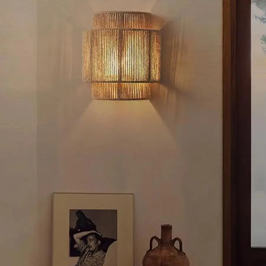 Retro rattan vegglampe — E27 hampetau, stue/korridor