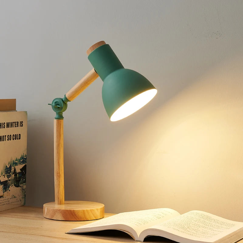 Nordisk trelampe — LED, justerbar, øyevennlig lesing/soverom