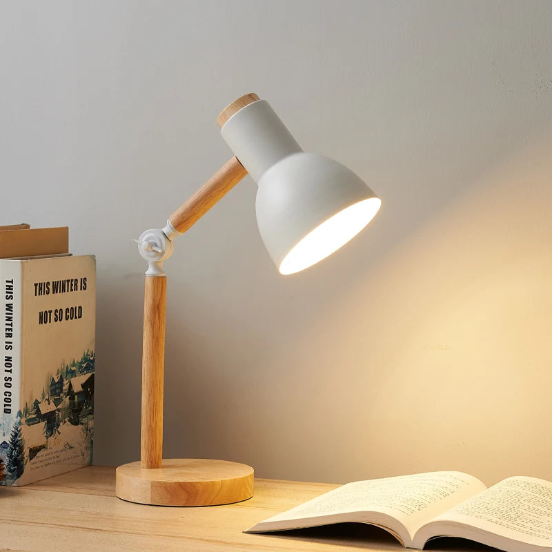 Nordisk trelampe — LED, justerbar, øyevennlig lesing/soverom