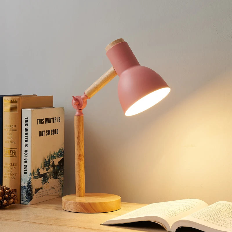 Nordisk trelampe — LED, justerbar, øyevennlig lesing/soverom
