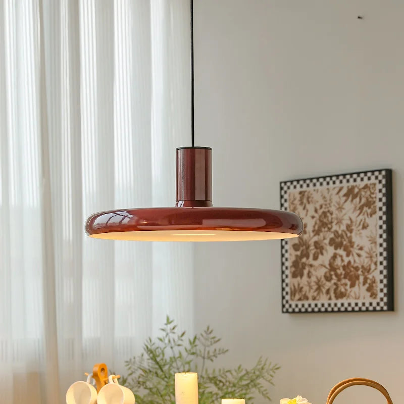 Norsk tittel: Nordisk sirkulær taklampe — Retro rød, stue/spisestue/soverom
