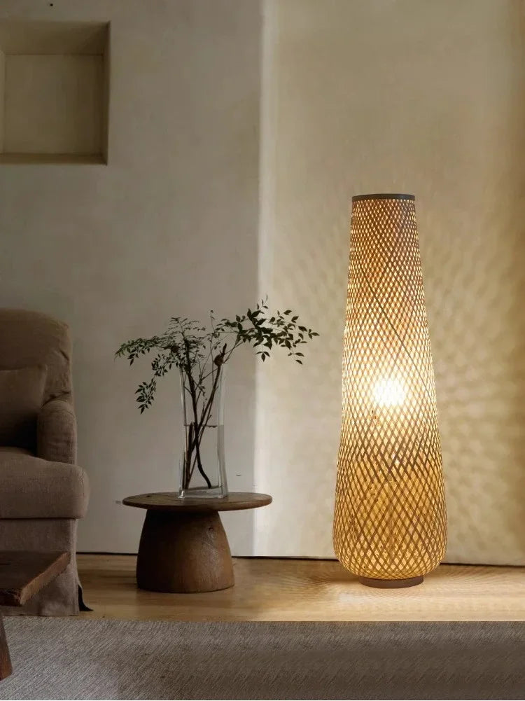 Japansk Wabi-Sabi gulvlampe — Håndvevd bambus, LED (stue/soverom/te-rom)