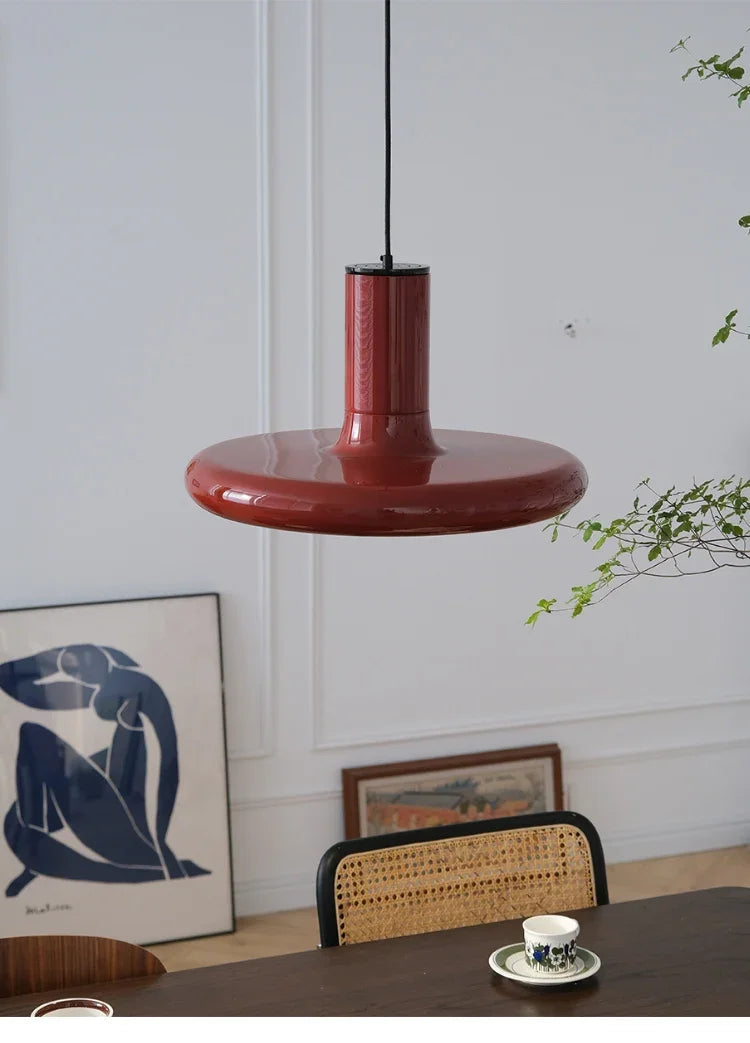 Norsk tittel: Nordisk sirkulær taklampe — Retro rød, stue/spisestue/soverom