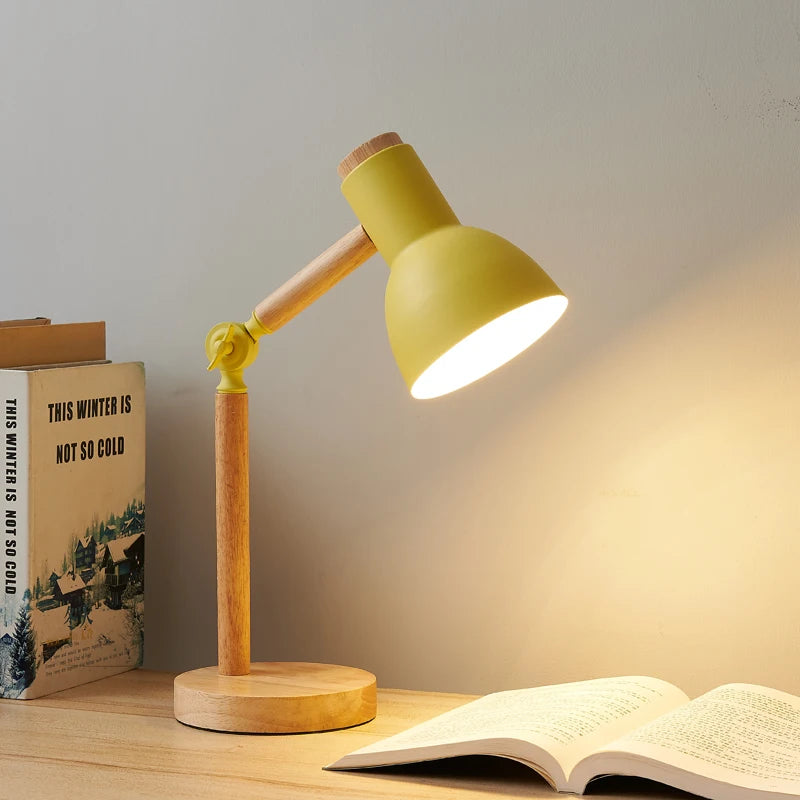 Nordisk trelampe — LED, justerbar, øyevennlig lesing/soverom