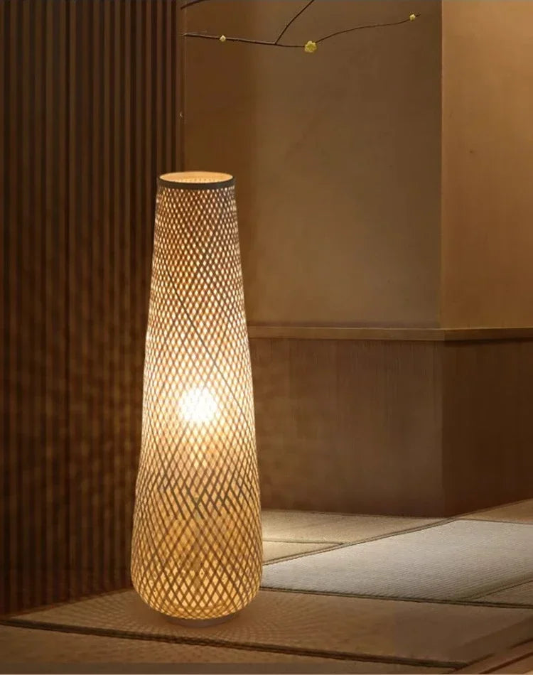 Japansk Wabi-Sabi gulvlampe — Håndvevd bambus, LED (stue/soverom/te-rom)